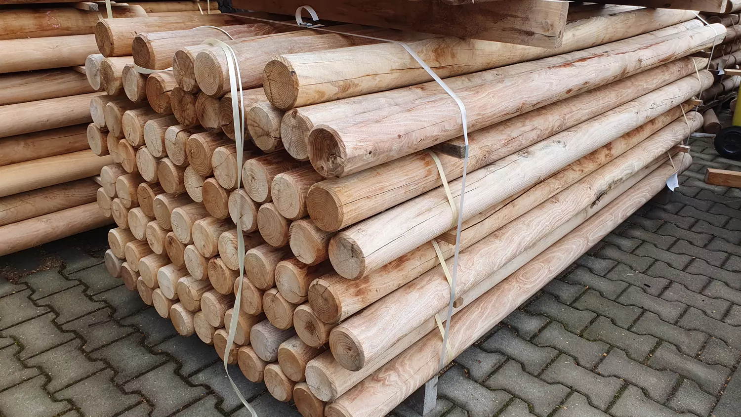 Palisade Robinie, Ø 100mm, Länge 1,00m, gefräst, gefast Palisade Robinie, Ø 100mm, Länge 1,00m, gefräst, gefast